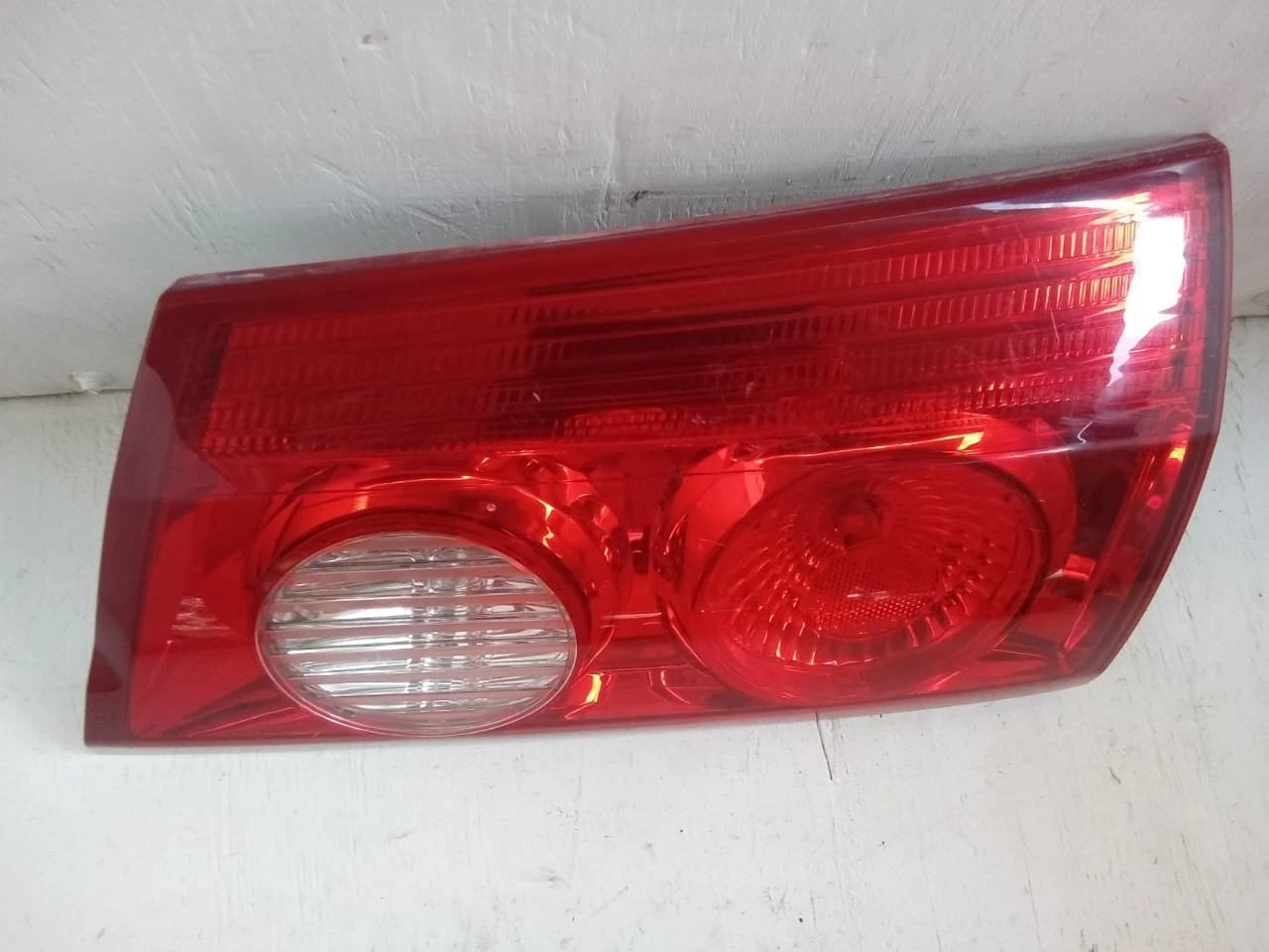 2006-2010 TOYOTA SIENNA LID TAIL LIGHT REAR LAMP RIGHT PASSENGER SIDE 81680AE020