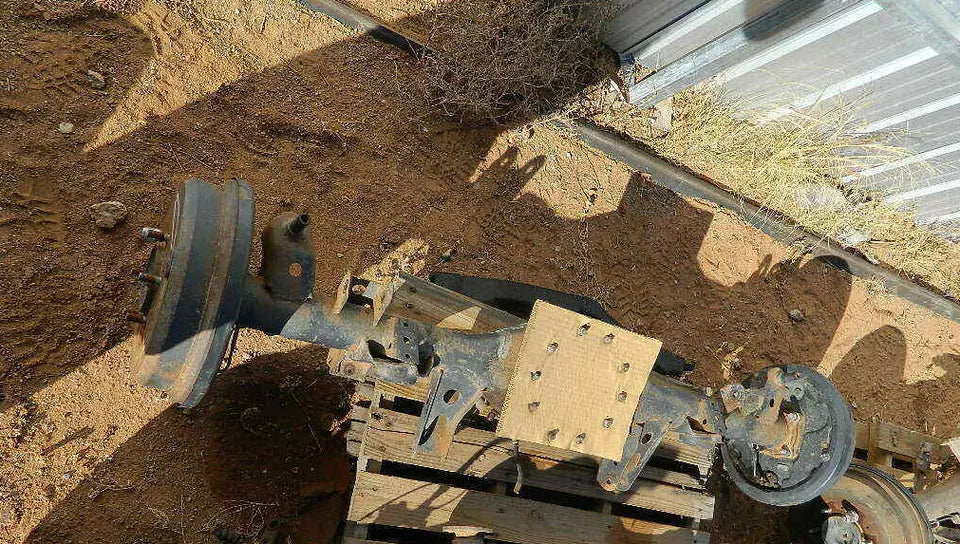 TOYOTA 4RUNNER 2.7L REAR END DIFFERENTIAL AXLE CARRIER HOUSING WITH AXLES ONLY