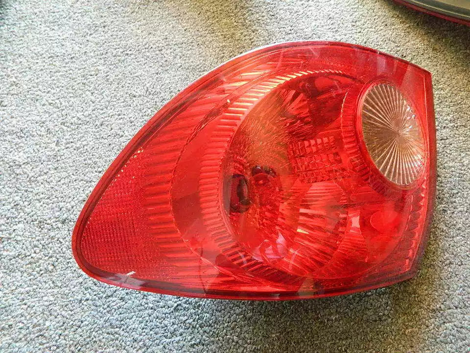 2003-2008 TOYOTA COROLLA TAIL LIGHT ASSEMBLY RIGHT PASSENGER SIDE-OEM WITH BULBS