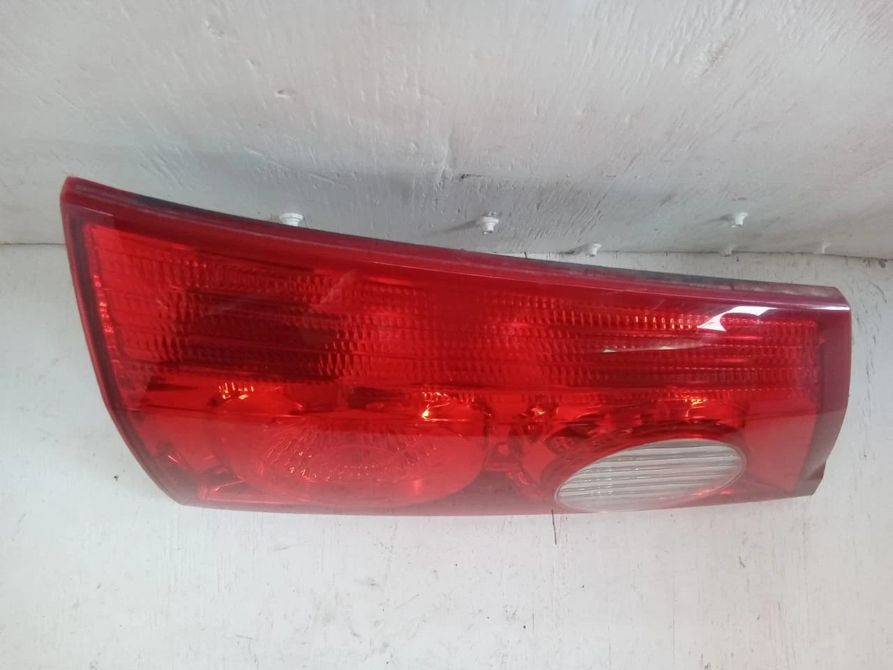 2006 - 2010 TOYOTA SIENNA LID TAIL LIGHT REAR LAMP LEFT DRIVER SIDE 81680-AE020