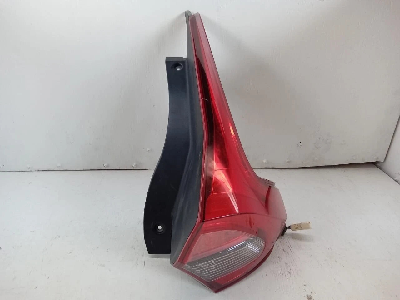 2018-2020 MITSUBISHI ECLIPSE CROSS TAIL LIGHT REAR LAMP RIGHT PASSENGER SIDE 8330B014