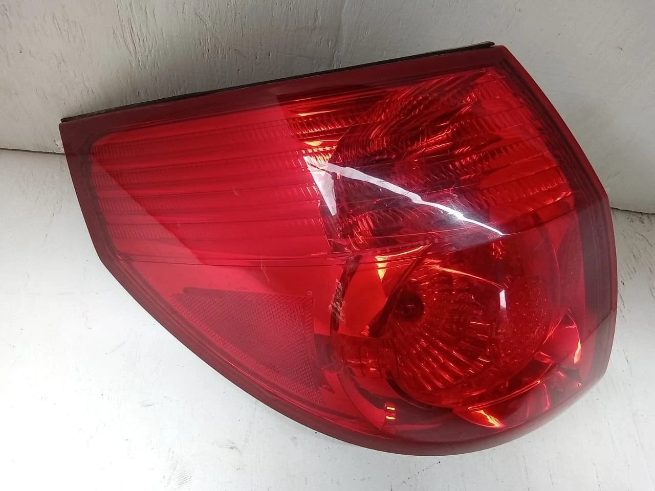 2006-2010 TOYOTA SIENNA TAIL LIGHT REAR LAMP LEFT DRIVER SIDE 81560AE020