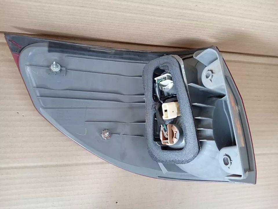 2006-2010 TOYOTA SIENNA TAIL LIGHT REAR LAMP RIGHT PASSENGER SIDE - OEM