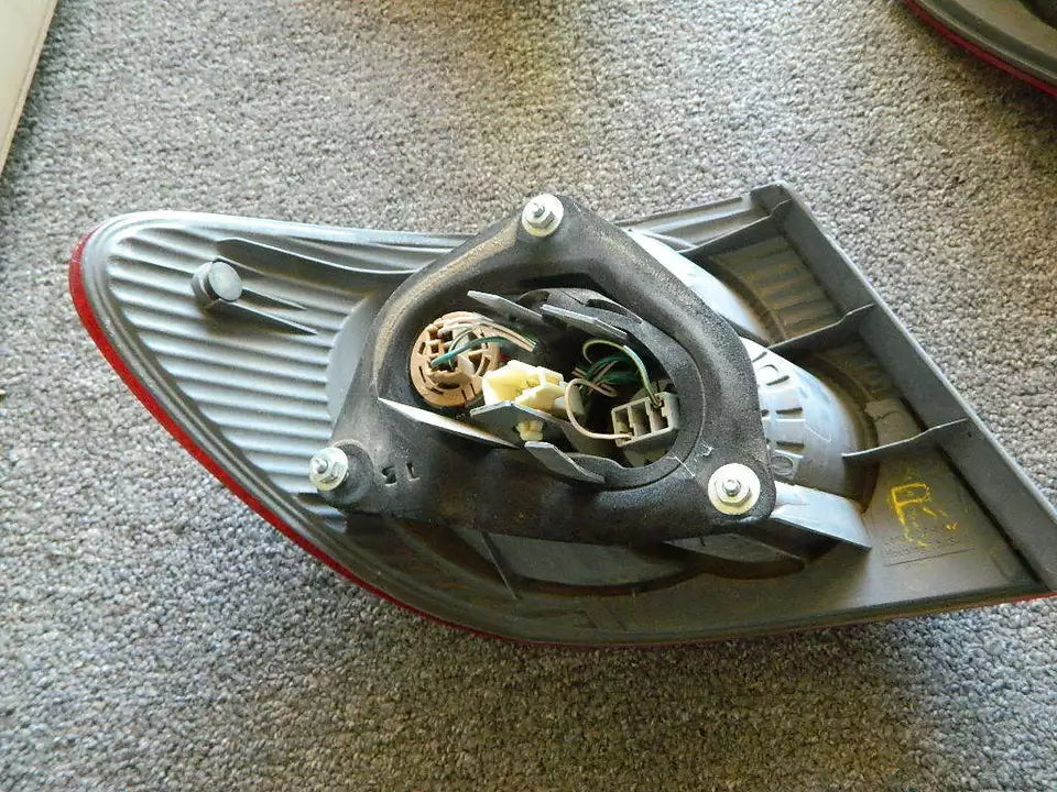 2003-2008 TOYOTA COROLLA TAIL LIGHT ASSEMBLY RIGHT PASSENGER SIDE-OEM WITH BULBS