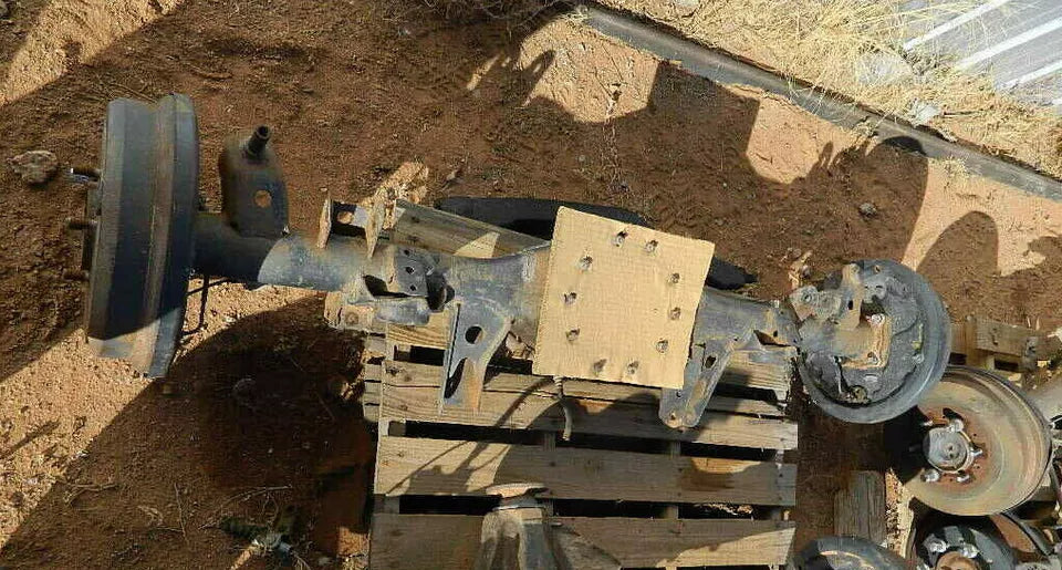 TOYOTA 4RUNNER 2.7L REAR END DIFFERENTIAL AXLE CARRIER HOUSING WITH AXLES ONLY