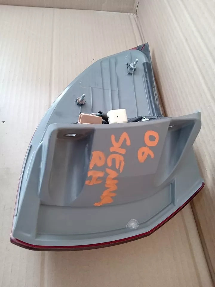 2006-2010 TOYOTA SIENNA TAIL LIGHT REAR LAMP RIGHT PASSENGER SIDE - OEM