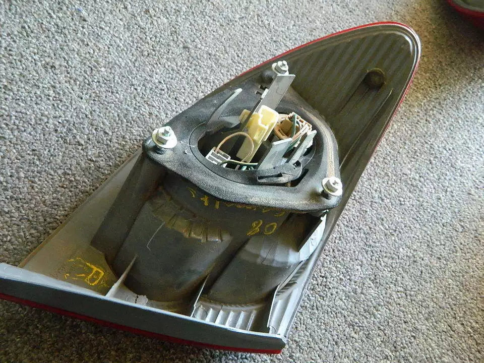 2003-2008 TOYOTA COROLLA TAIL LIGHT ASSEMBLY RIGHT PASSENGER SIDE-OEM WITH BULBS