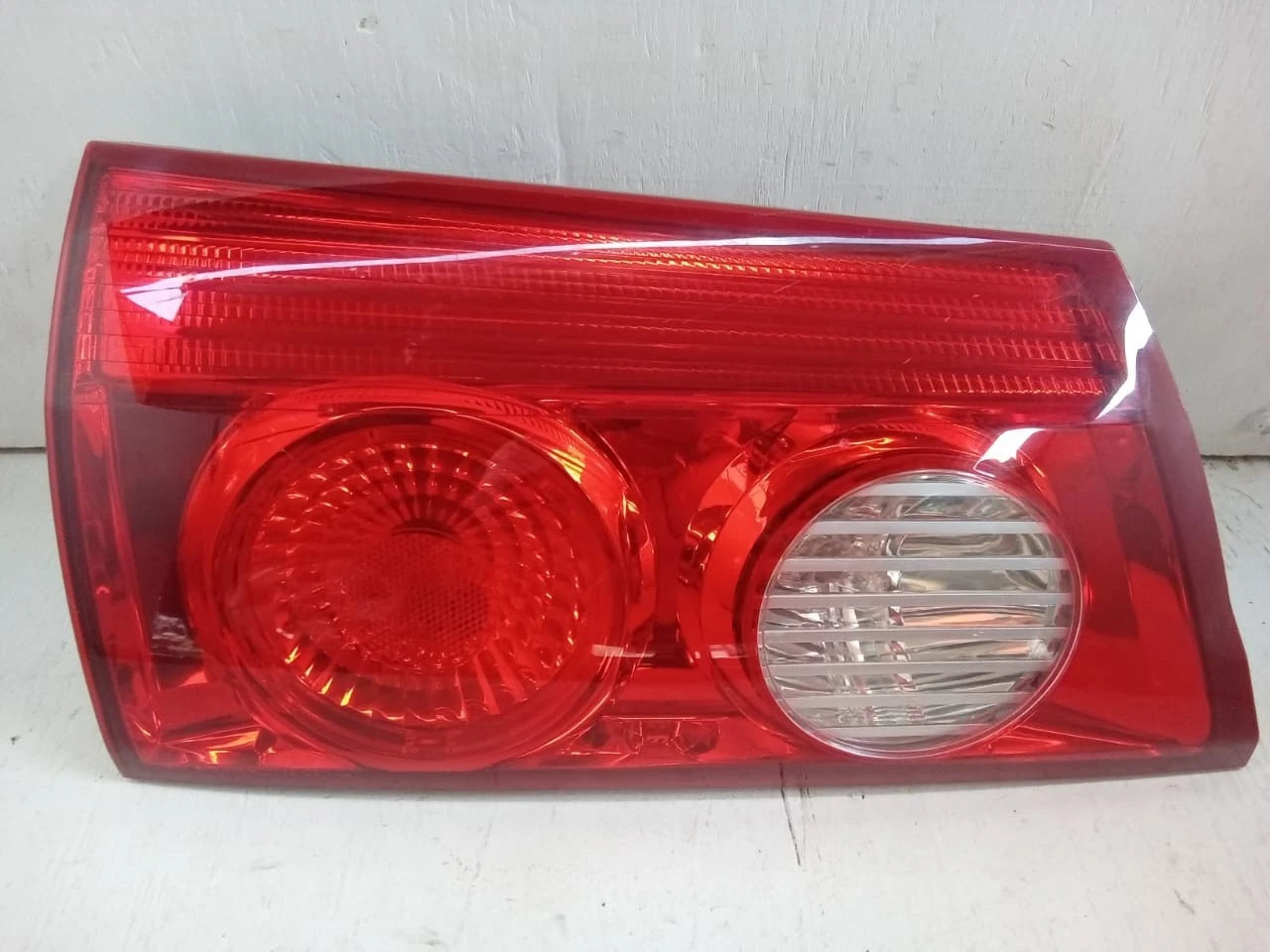 2006 - 2010 TOYOTA SIENNA LID TAIL LIGHT REAR LAMP LEFT DRIVER SIDE 81680-AE020