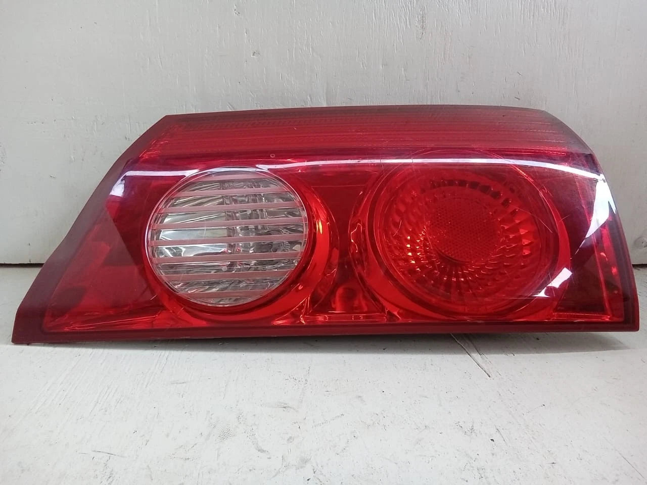 2006-2010 TOYOTA SIENNA LID TAIL LIGHT REAR LAMP RIGHT PASSENGER SIDE 81680AE020