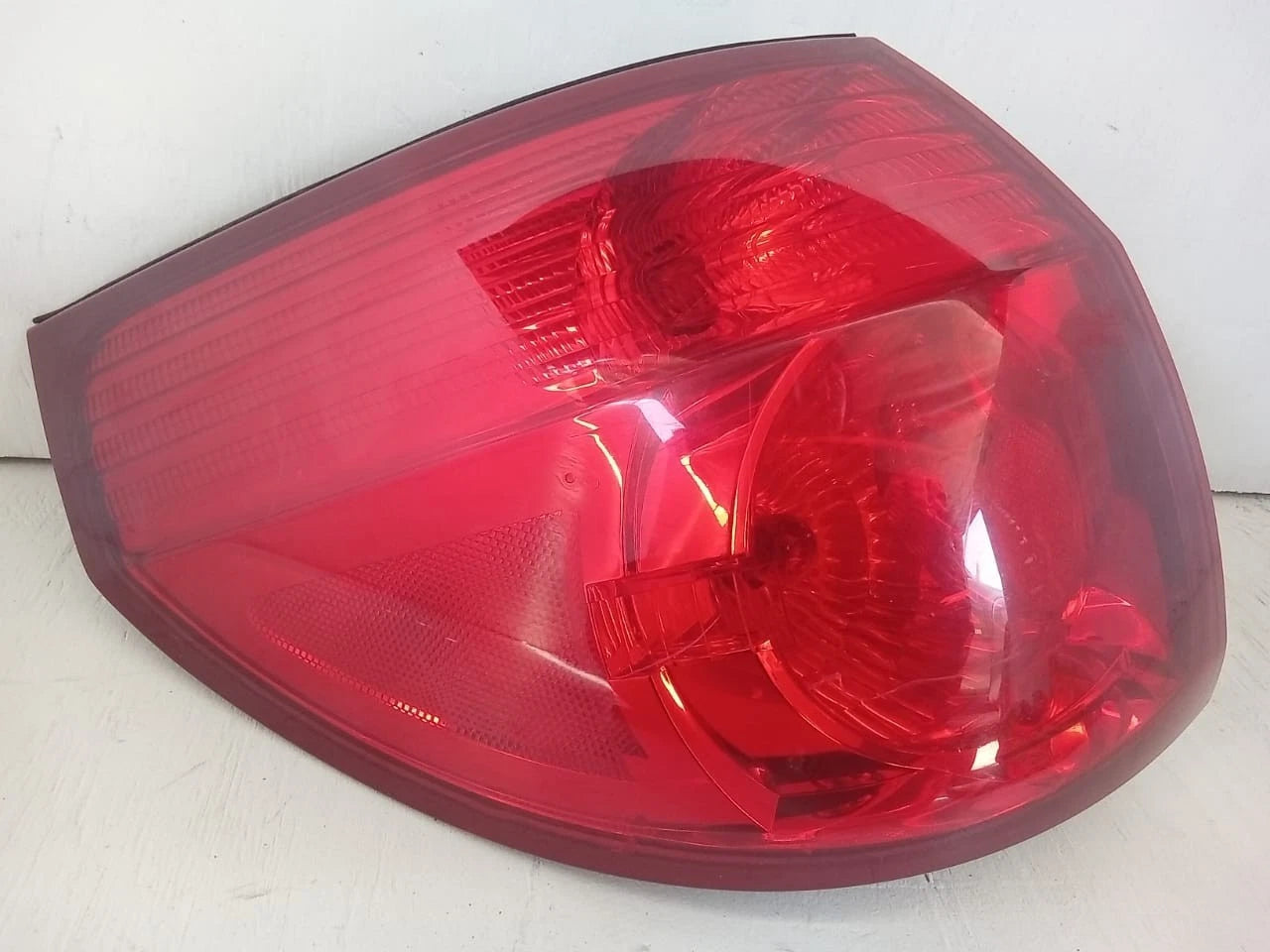 2006-2010 TOYOTA SIENNA TAIL LIGHT REAR LAMP LEFT DRIVER SIDE 81560AE020