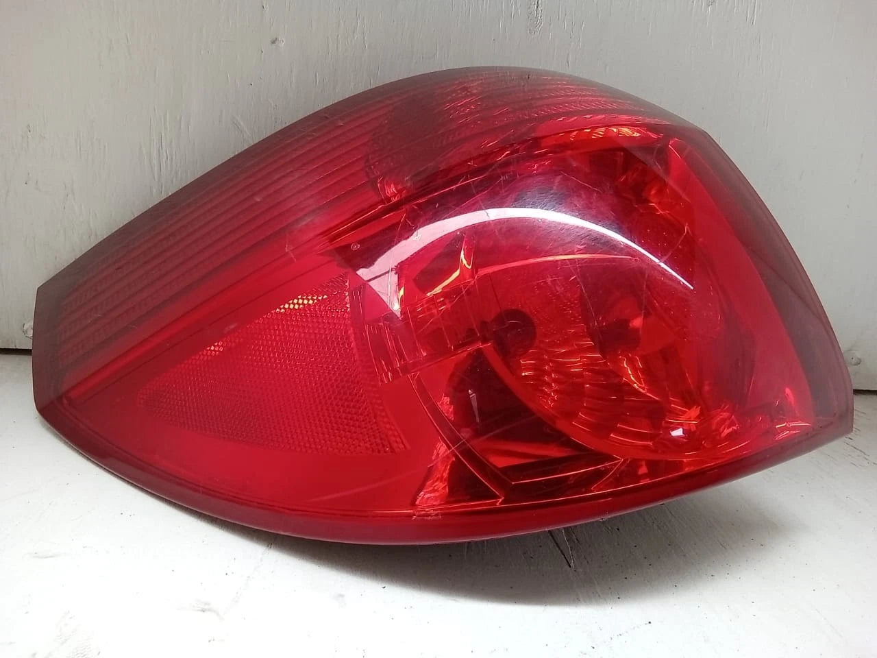 2006-2010 TOYOTA SIENNA TAIL LIGHT REAR LAMP LEFT DRIVER SIDE 81560AE020