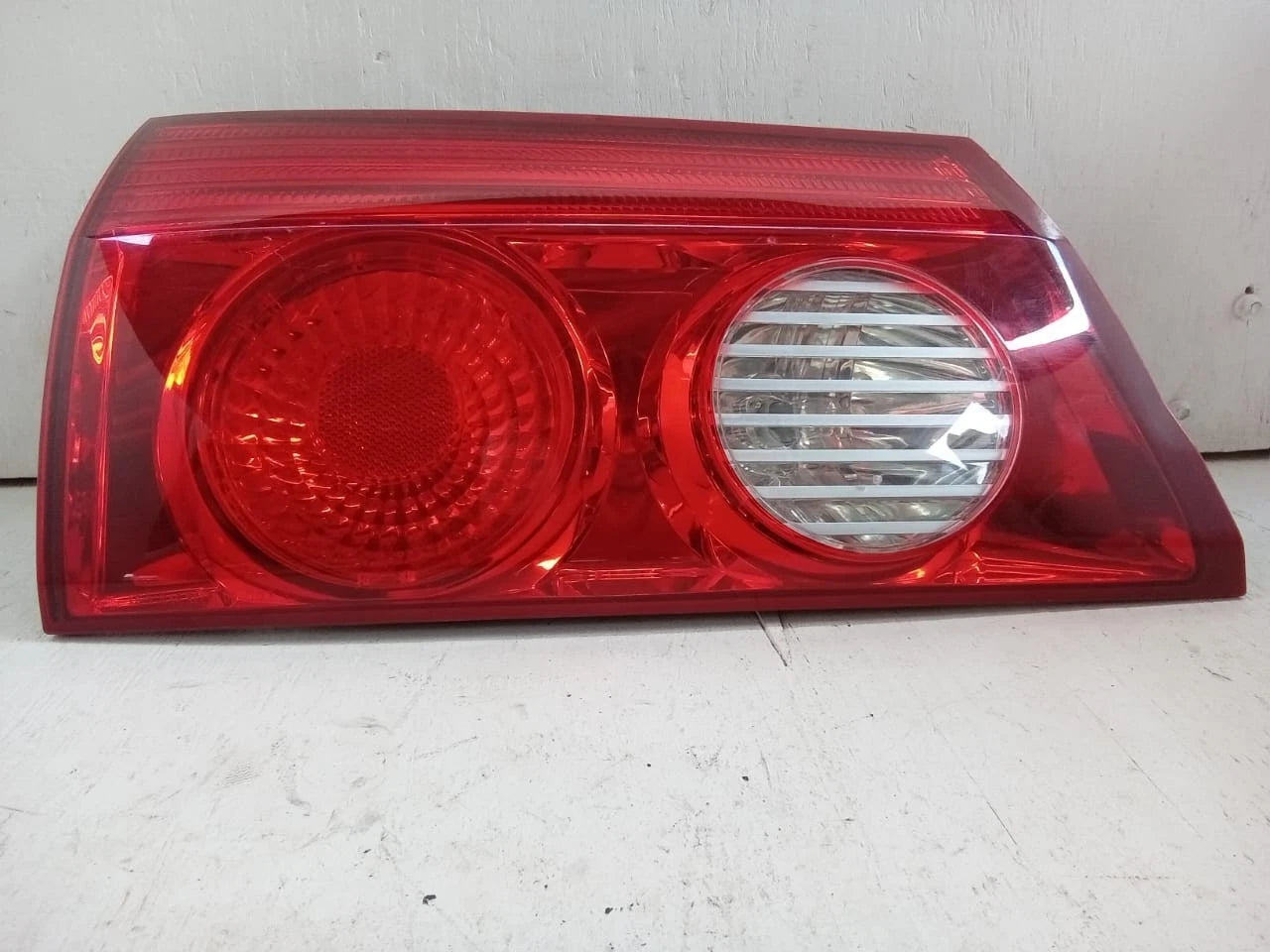 2006 - 2010 TOYOTA SIENNA LID TAIL LIGHT REAR LAMP LEFT DRIVER SIDE 81680-AE020