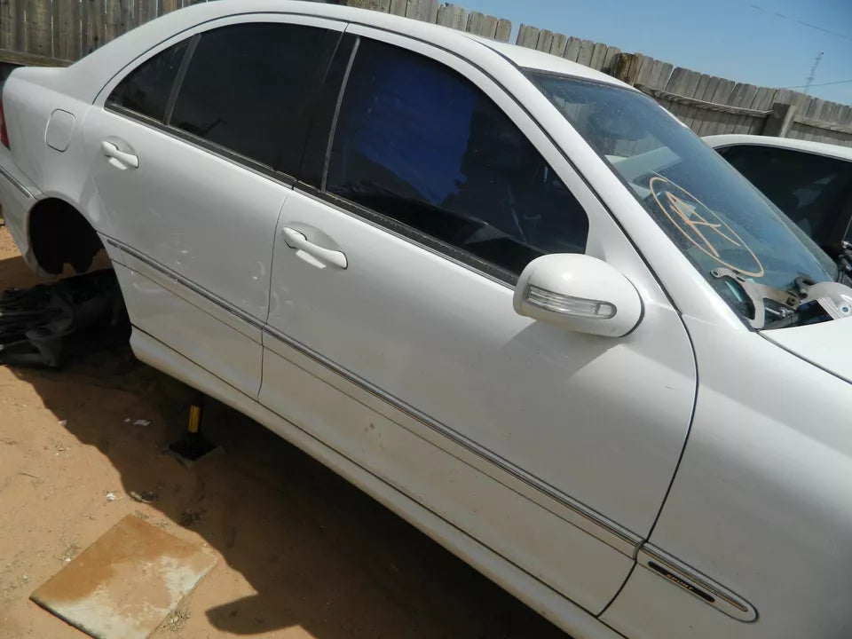 2001 2002 2003 2004 2005 2006 2007 MERCEDES C CLASS FRONT RIGHT DOOR