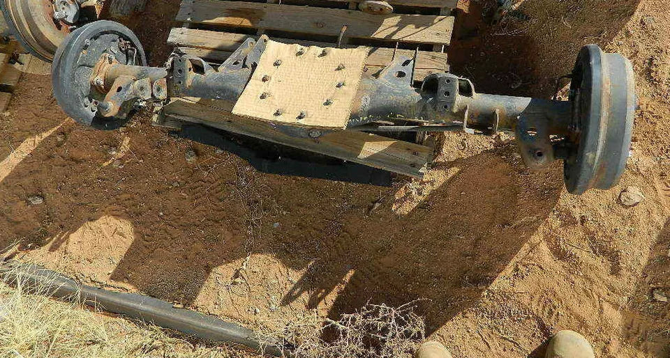 TOYOTA 4RUNNER 2.7L REAR END DIFFERENTIAL AXLE CARRIER HOUSING WITH AXLES ONLY