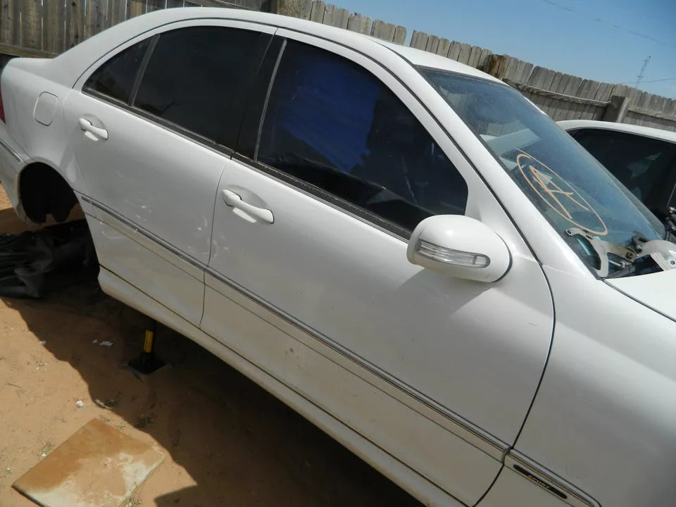 2001 2002 2003 2004 2005 2006 2007 MERCEDES C CLASS FRONT RIGHT DOOR