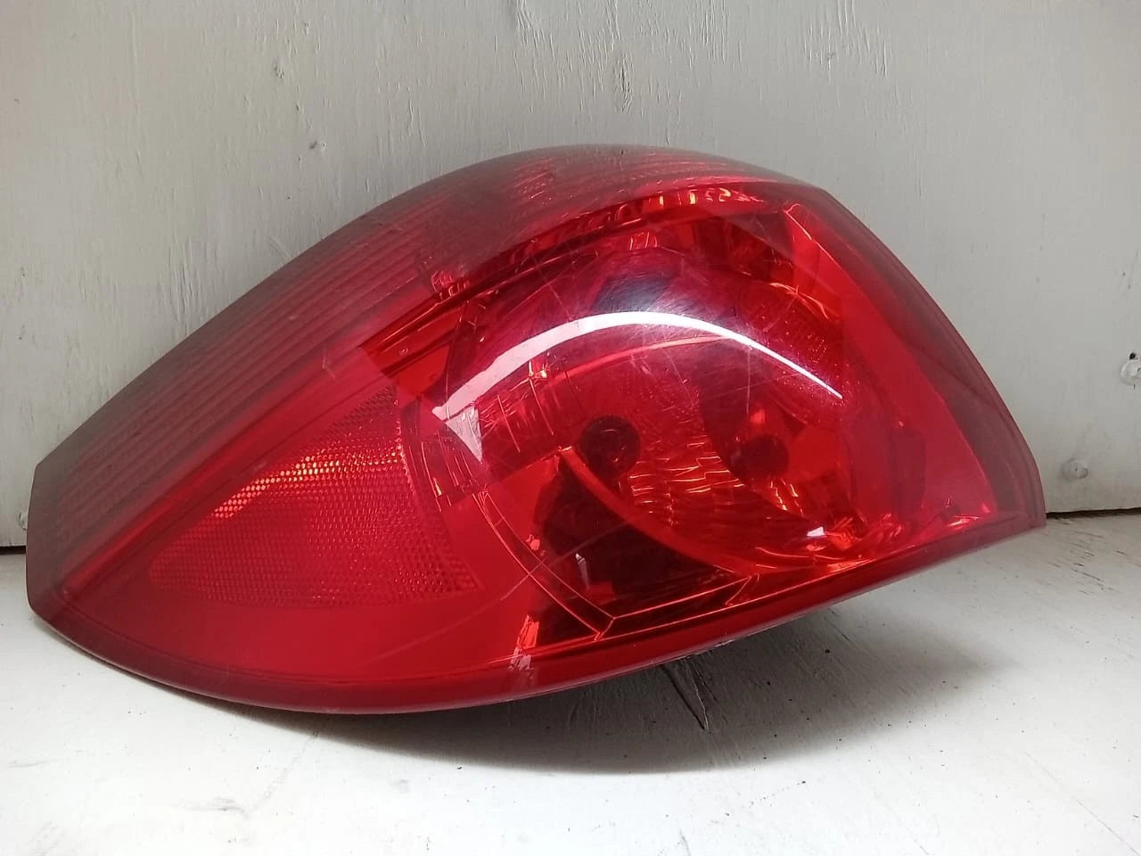 2006-2010 TOYOTA SIENNA TAIL LIGHT REAR LAMP LEFT DRIVER SIDE 81560AE020