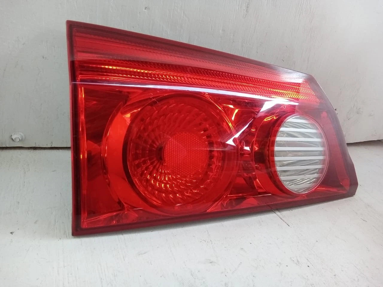 2006 - 2010 TOYOTA SIENNA LID TAIL LIGHT REAR LAMP LEFT DRIVER SIDE 81680-AE020