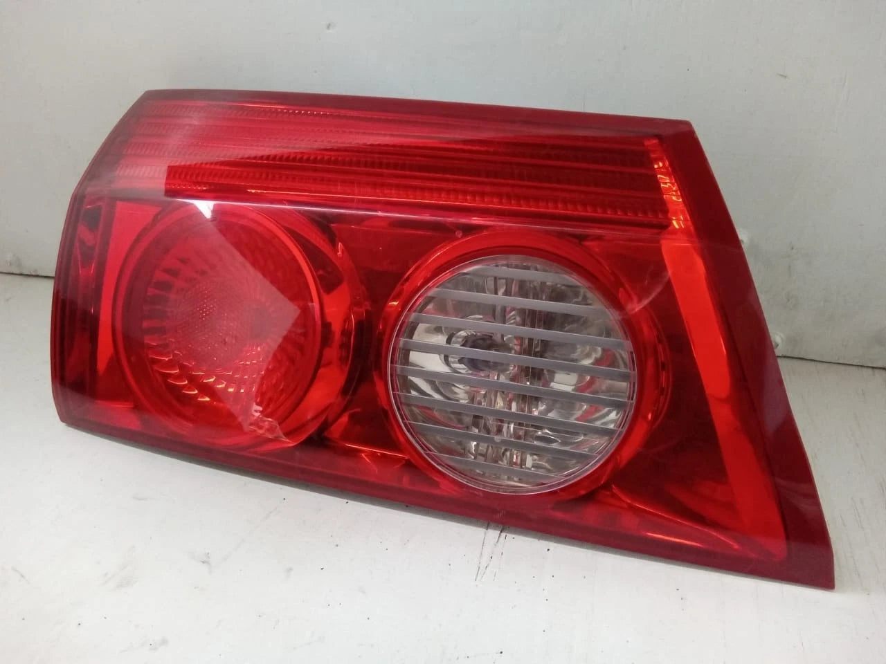2006 - 2010 TOYOTA SIENNA LID TAIL LIGHT REAR LAMP LEFT DRIVER SIDE 81680-AE020