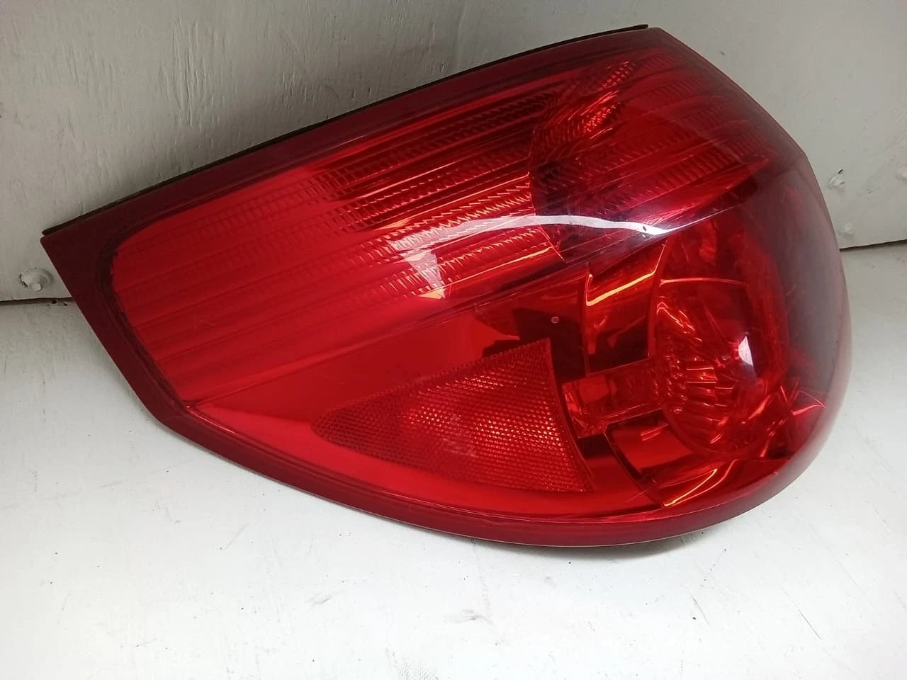 2006-2010 TOYOTA SIENNA TAIL LIGHT REAR LAMP LEFT DRIVER SIDE 81560AE020