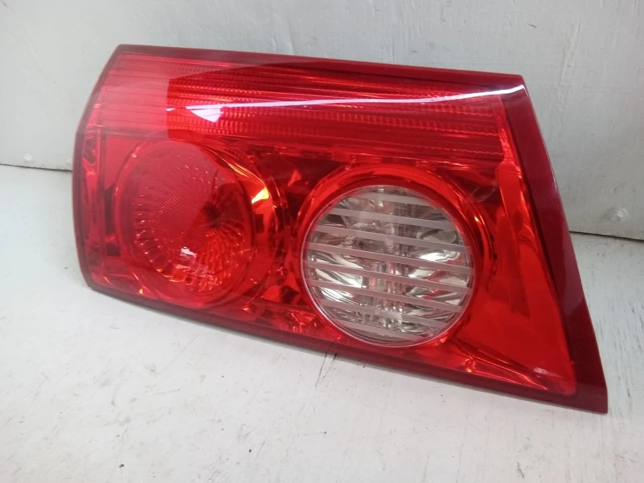 2006 - 2010 TOYOTA SIENNA LID TAIL LIGHT REAR LAMP LEFT DRIVER SIDE 81680-AE020