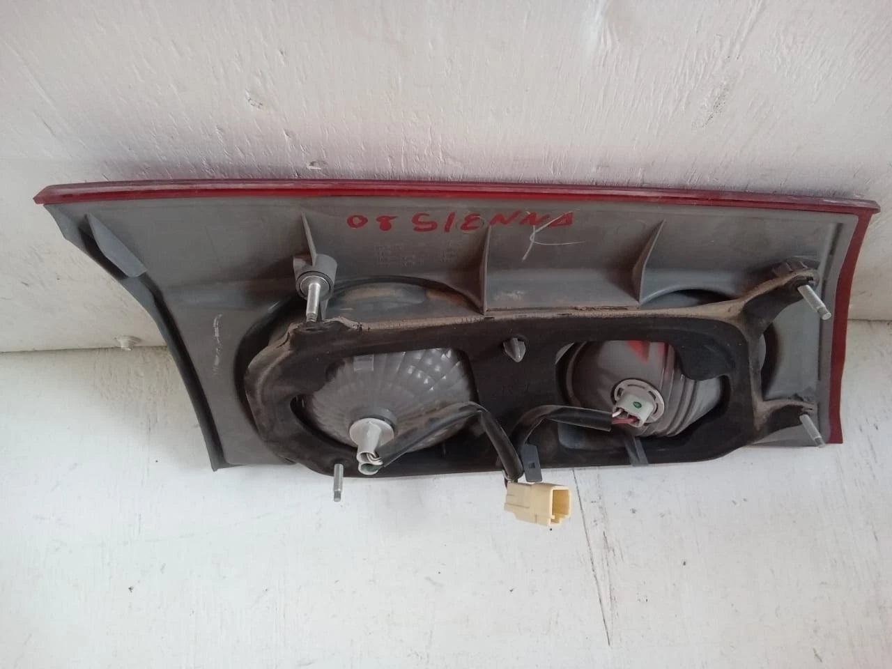 2006-2010 TOYOTA SIENNA LID TAIL LIGHT REAR LAMP RIGHT PASSENGER SIDE 81680AE020