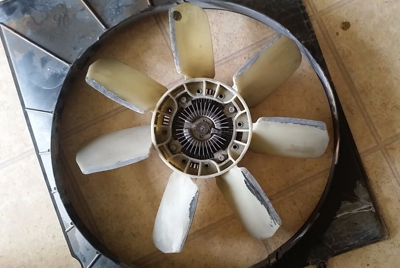 2001-2007 TOYOTA SEQUOIA FAN SHROUD & FAN CLUTCH ASSEMBLY - USED GOOD CONDITION