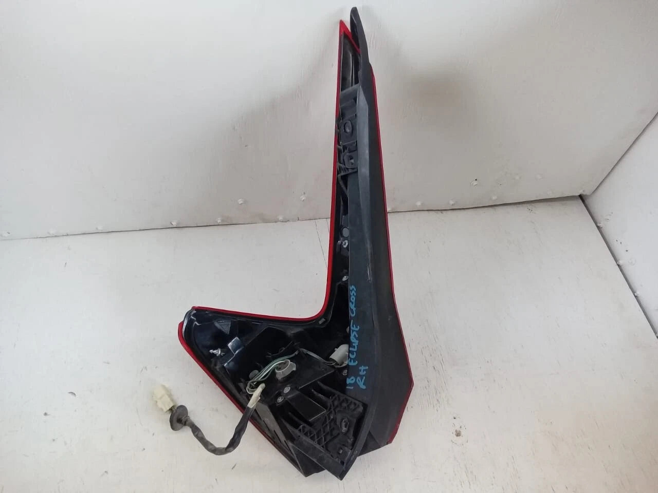 2018-2020 MITSUBISHI ECLIPSE CROSS TAIL LIGHT REAR LAMP RIGHT PASSENGER SIDE 8330B014