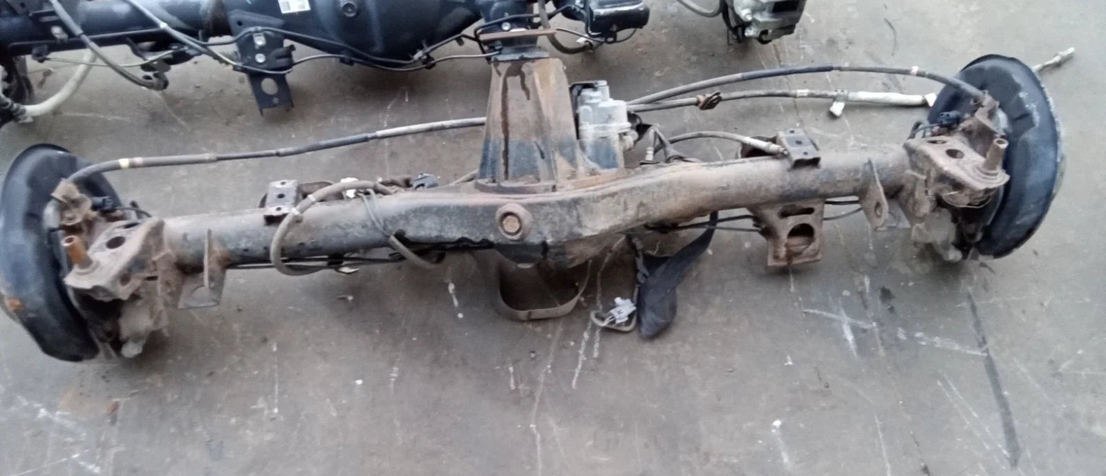2007 2008 Toyota FJ Cruiser 4WD rear differential assembly with locker and 3.909 gear ratio