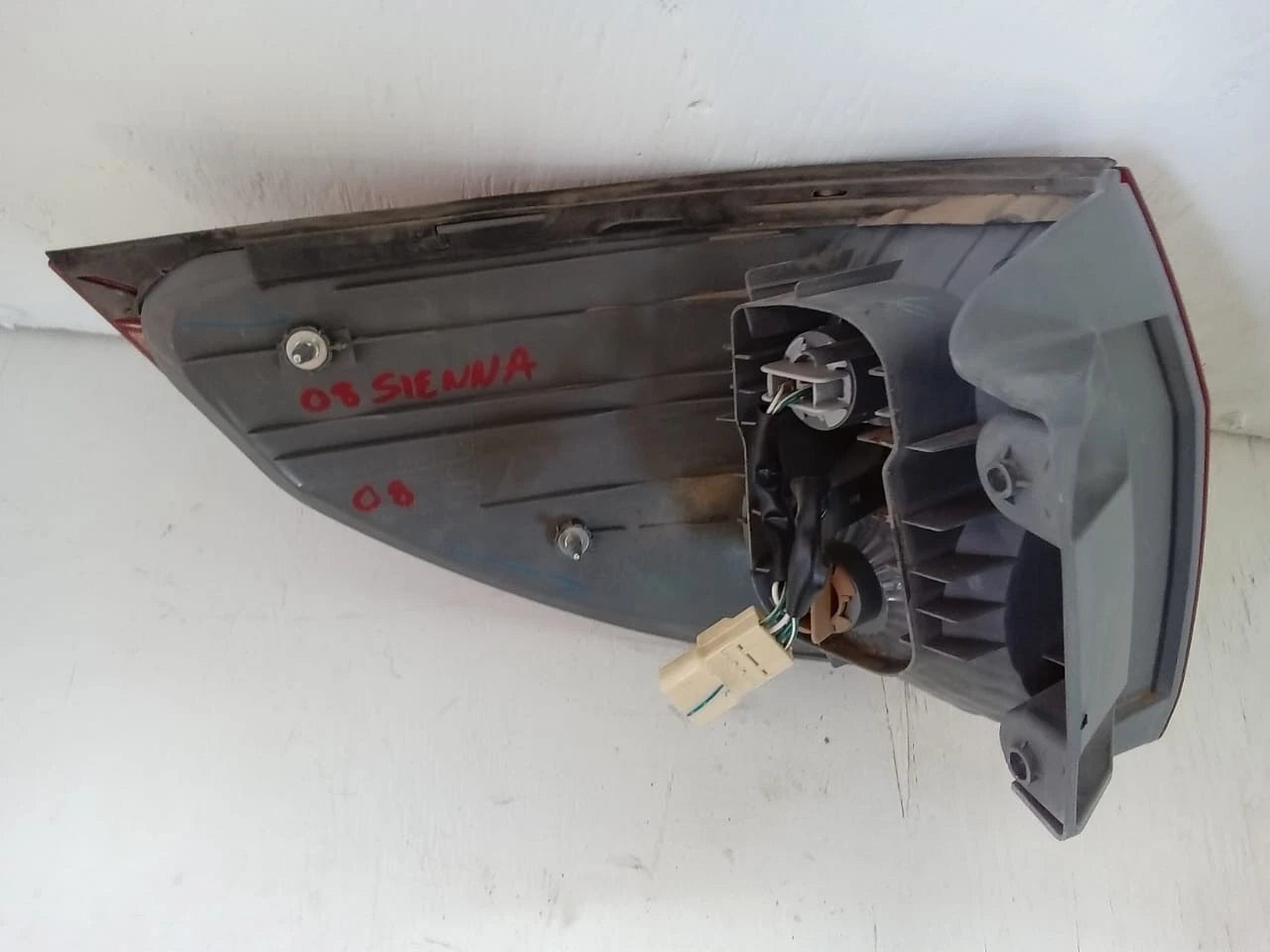 2006-2010 TOYOTA SIENNA TAIL LIGHT REAR LAMP RIGHT PASSENGER SIDE 81550AE020