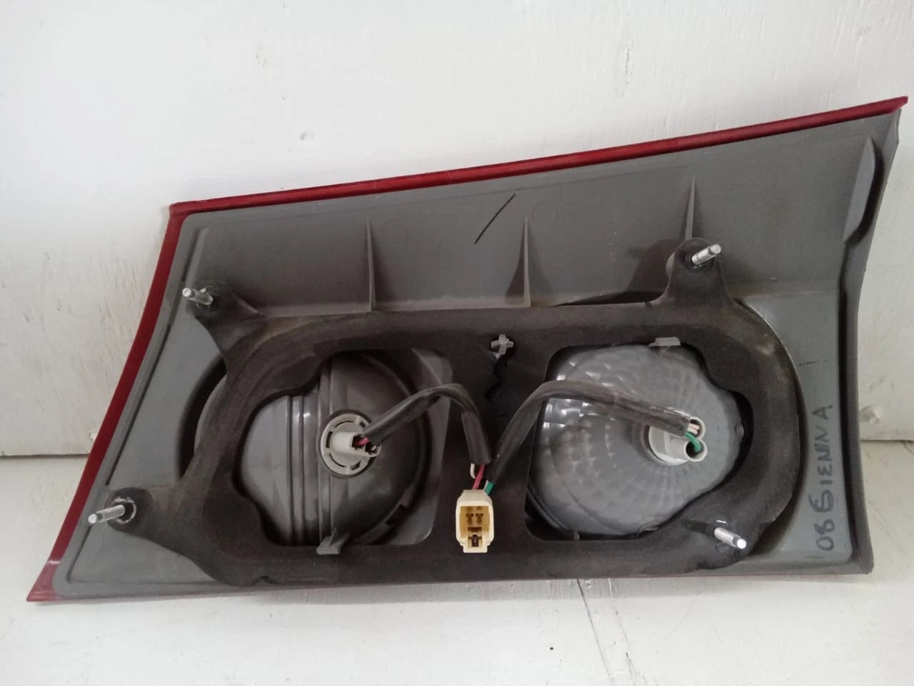 2006 - 2010 TOYOTA SIENNA LID TAIL LIGHT REAR LAMP LEFT DRIVER SIDE 81680-AE020