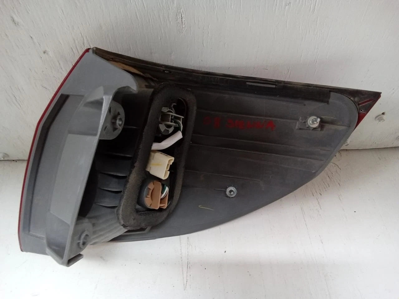 2006-2010 TOYOTA SIENNA TAIL LIGHT REAR LAMP LEFT DRIVER SIDE 81560AE020