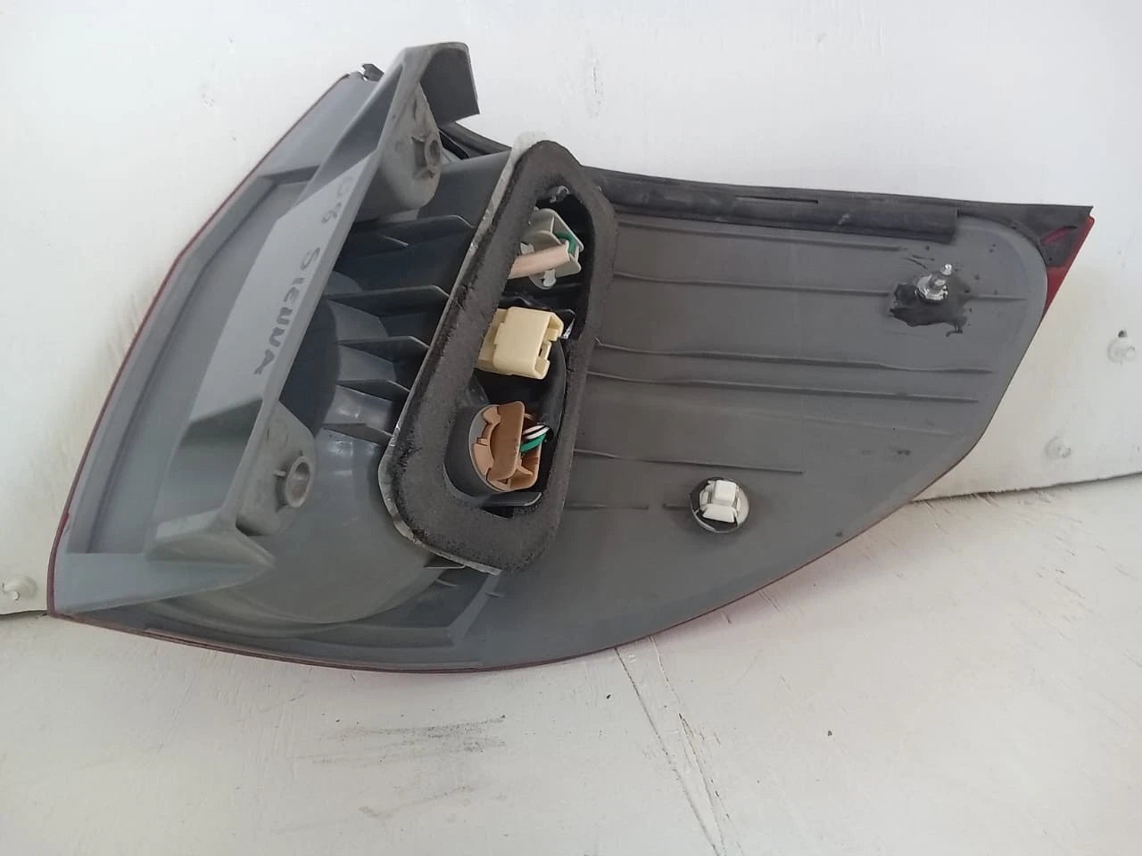 2006-2010 TOYOTA SIENNA TAIL LIGHT REAR LAMP LEFT DRIVER SIDE 81560AE020