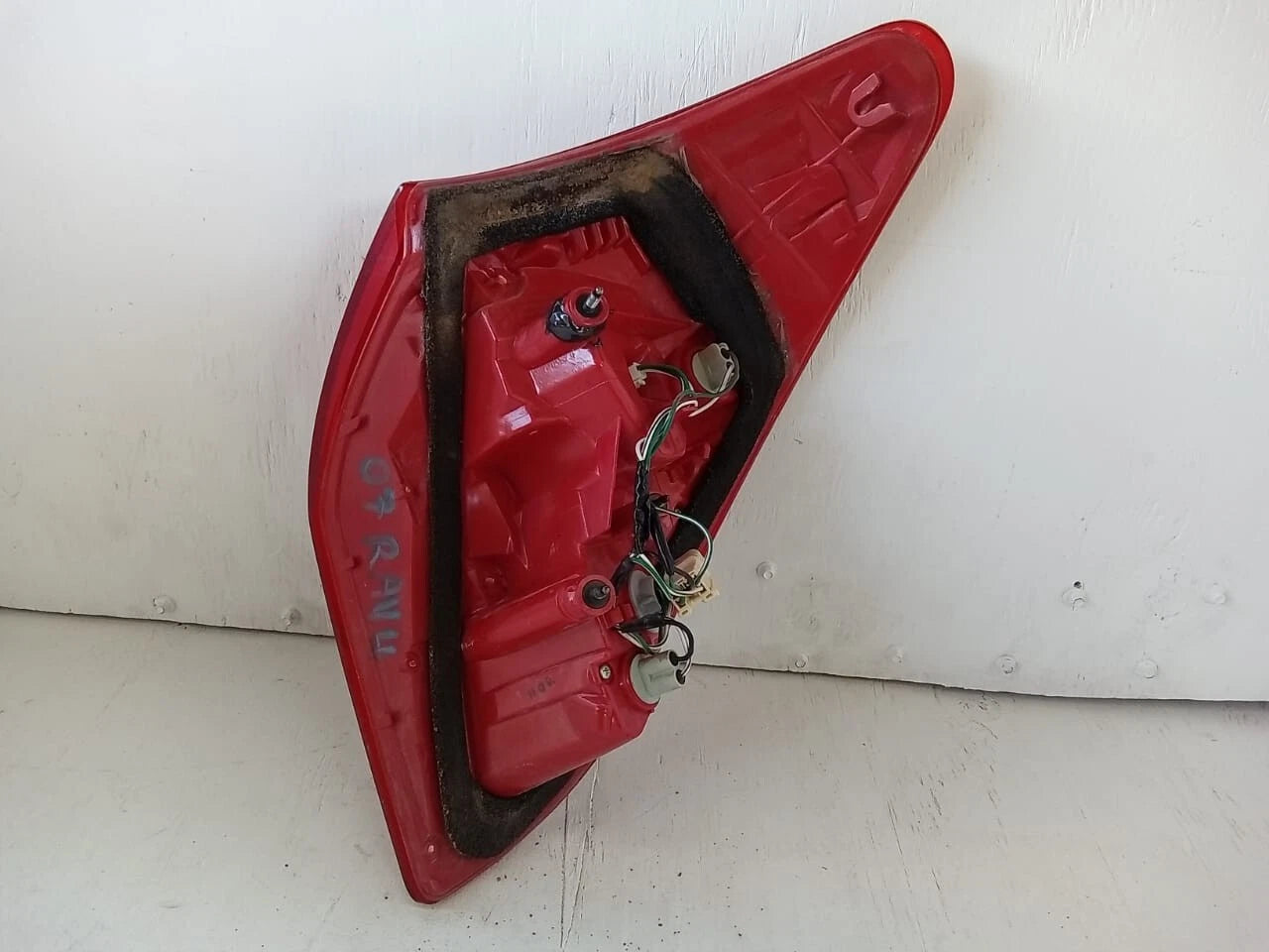 2006-2008 TOYOTA RAV4 TAIL LIGHT REAR LAMP LEFT DRIVER SIDE 81561-42100