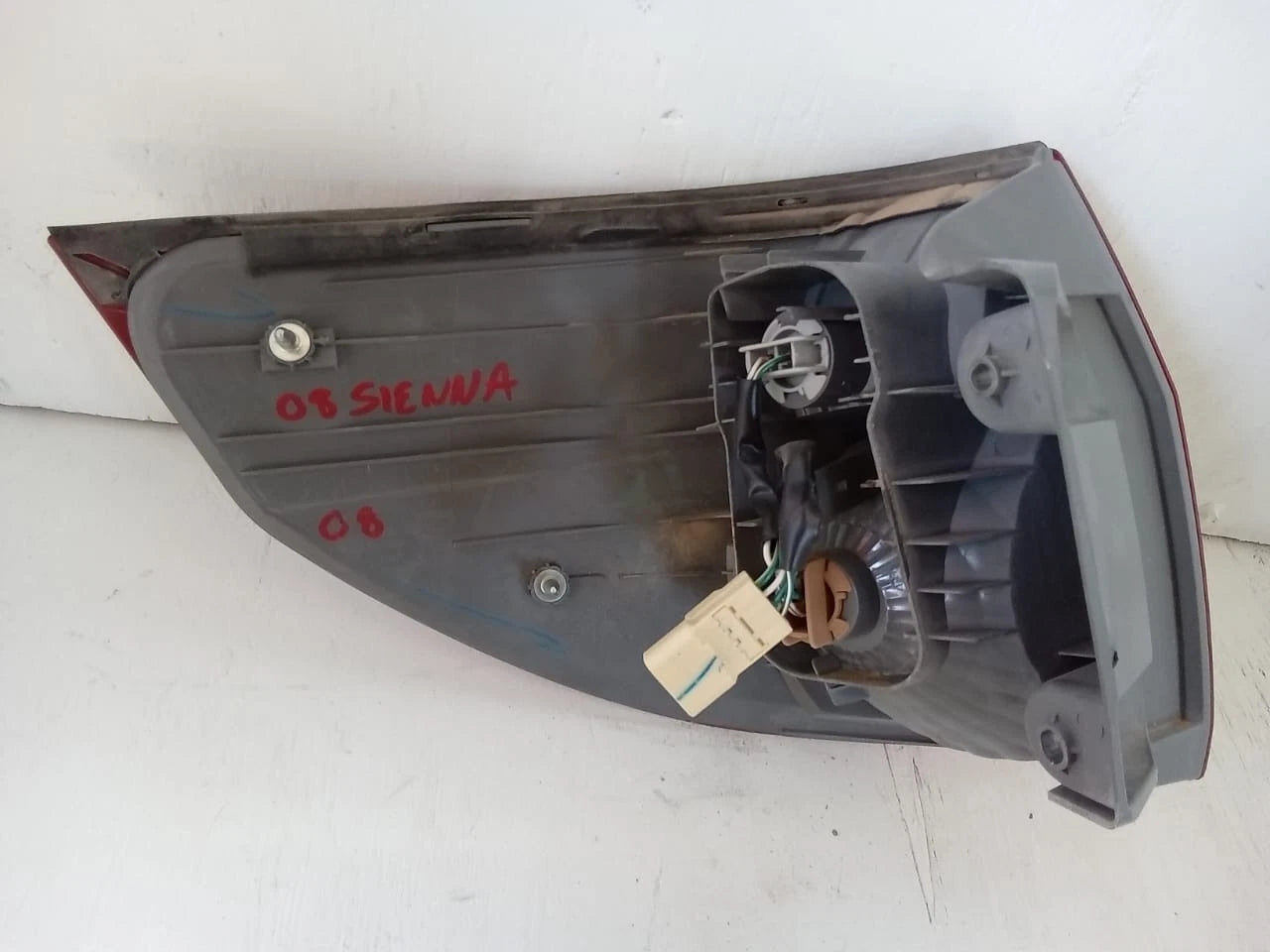 2006-2010 TOYOTA SIENNA TAIL LIGHT REAR LAMP RIGHT PASSENGER SIDE 81550AE020