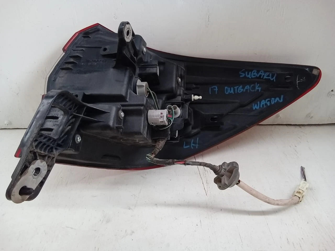 2015-2019 SUBARU OUTBACK WAGON TAIL LIGHT REAR LAMP LEFT DRIVER SIDE 84912AL06A