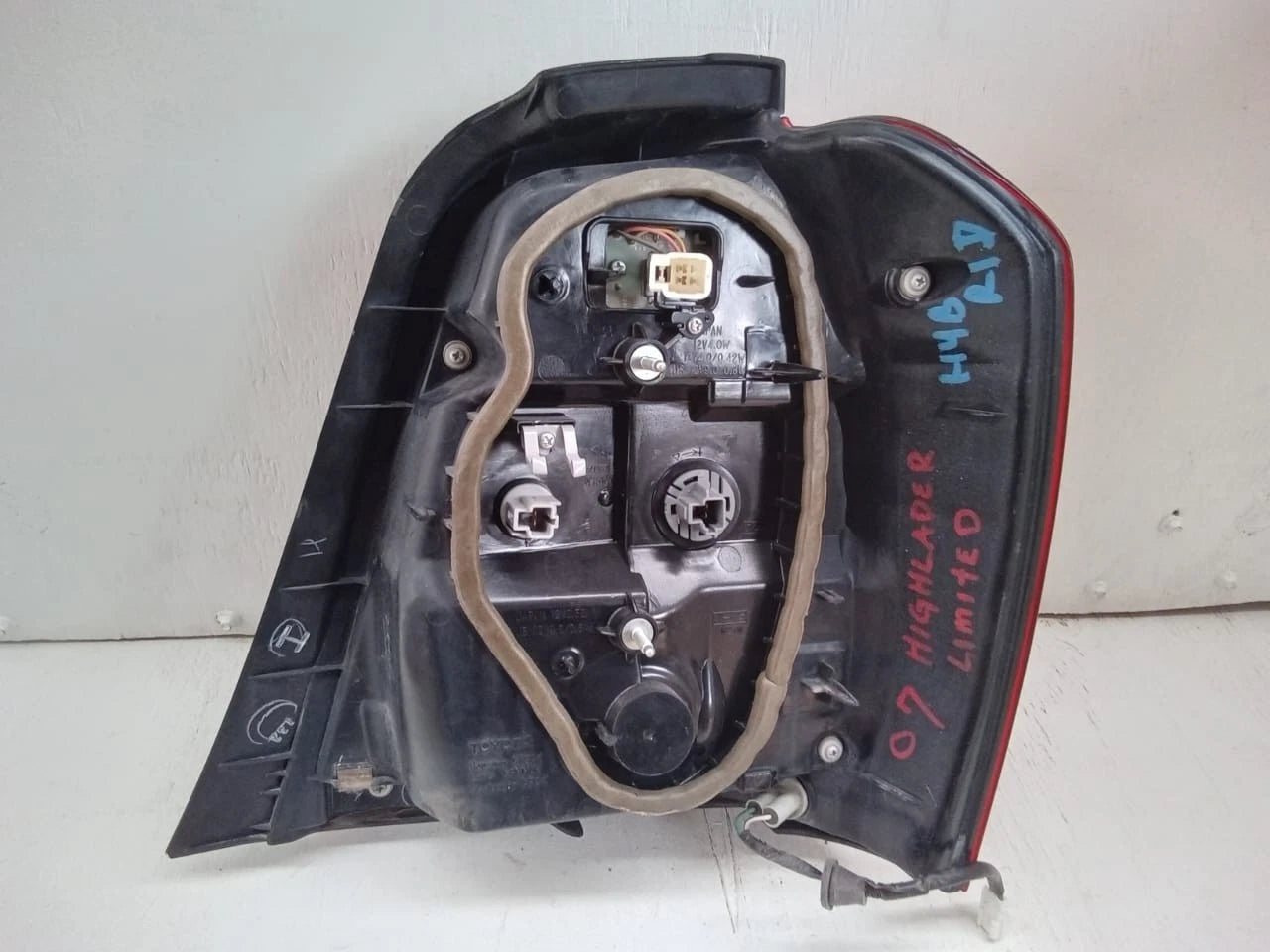 2006-2007 TOYOTA HIGHLANDER HYBRID LIMITED REAR LAMP LEFT DRIVER SIDE 81551-48090, 8155148090, TY1137-U000R
