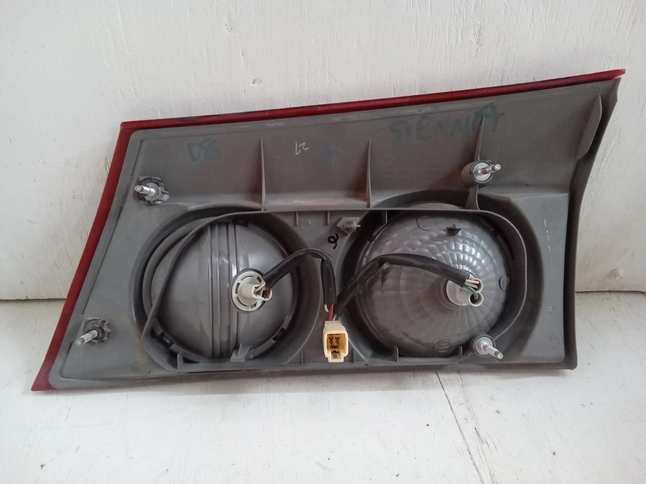 2006 - 2010 TOYOTA SIENNA LID TAIL LIGHT REAR LAMP LEFT DRIVER SIDE 81680-AE020