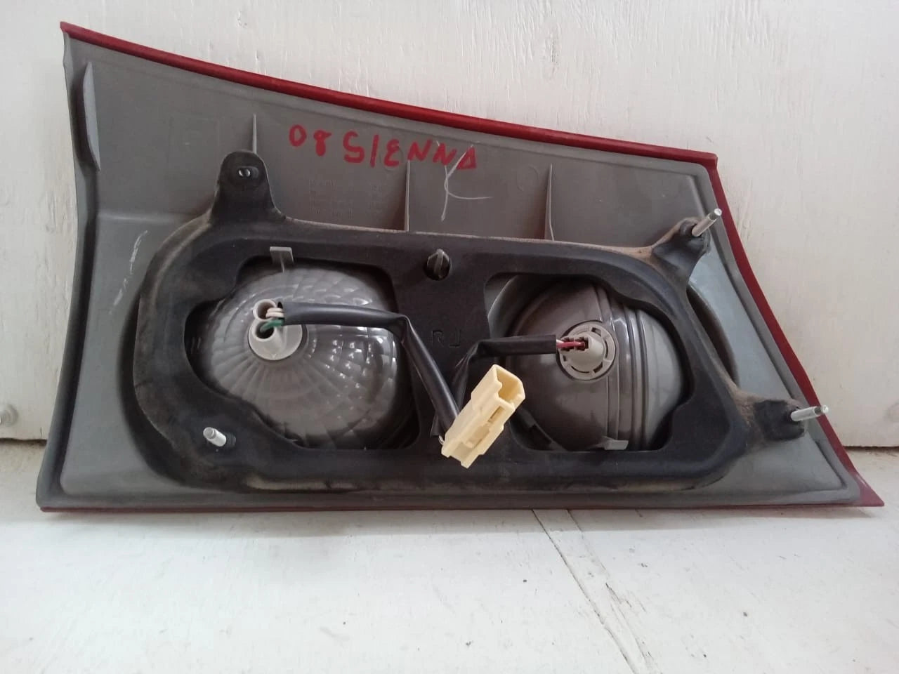 2006-2010 TOYOTA SIENNA LID TAIL LIGHT REAR LAMP RIGHT PASSENGER SIDE 81680AE020