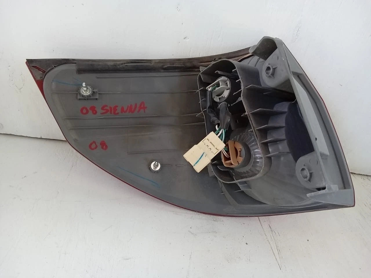 2006-2010 TOYOTA SIENNA TAIL LIGHT REAR LAMP RIGHT PASSENGER SIDE 81550AE020