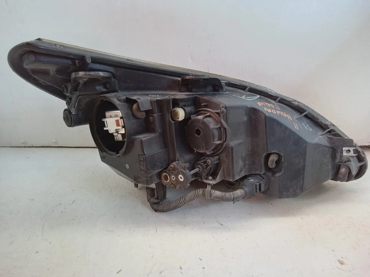 2011 - 2013 HYUNDAI EQUUS HEADLIGHT HEADLAMP LEFT DRIVER SIDE - 00040547 921013N030