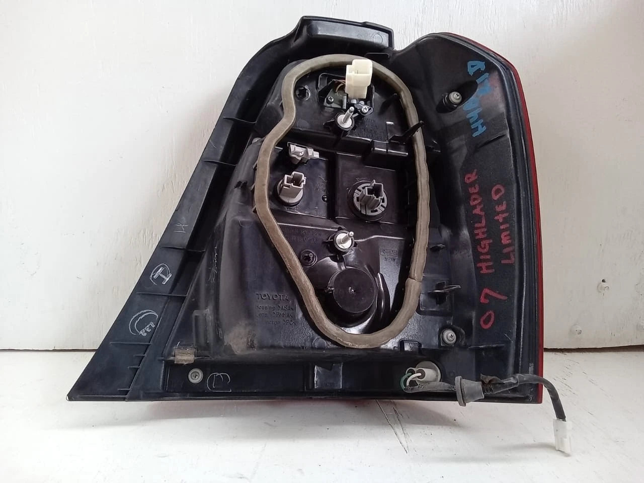 2006-2007 TOYOTA HIGHLANDER HYBRID LIMITED REAR LAMP LEFT DRIVER SIDE 81551-48090, 8155148090, TY1137-U000R