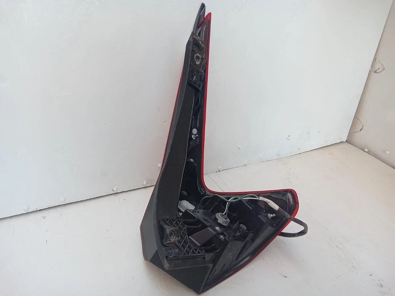 2018-2020 MITSUBISHI ECLIPSE CROSS TAIL LIGHT REAR LAMP LEFT DRIVER SIDE 8330B014
