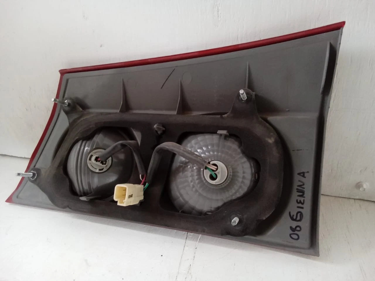 2006 - 2010 TOYOTA SIENNA LID TAIL LIGHT REAR LAMP LEFT DRIVER SIDE 81680-AE020