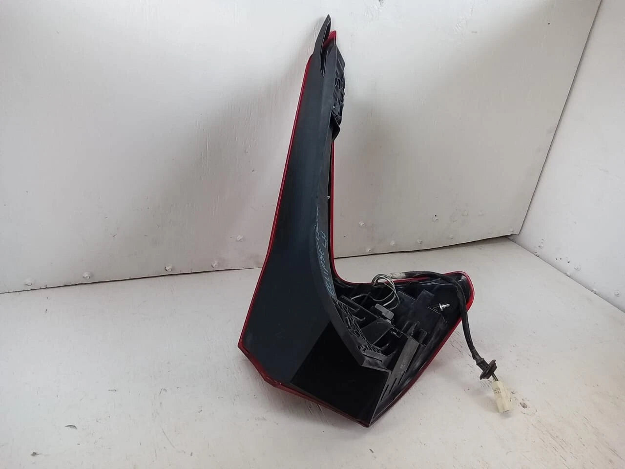 2018-2020 MITSUBISHI ECLIPSE CROSS TAIL LIGHT REAR LAMP LEFT DRIVER SIDE 8330B014