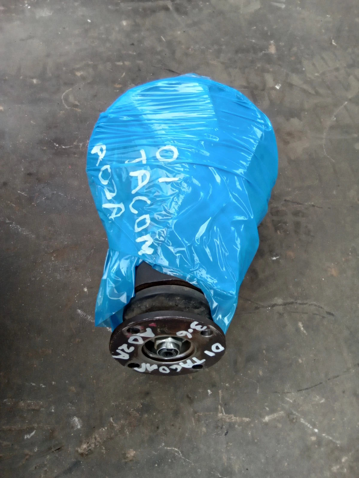 96 - 01 TOYOTA TACOMA REAR DIFFERENTIAL AXLE PUMPKIN 3RD THIRD MEMBER 3.58 41110-35260