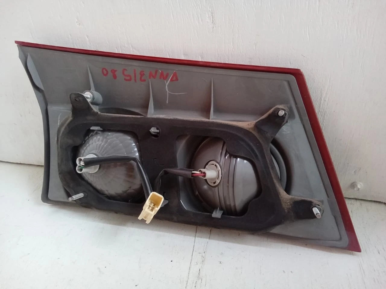 2006-2010 TOYOTA SIENNA LID TAIL LIGHT REAR LAMP RIGHT PASSENGER SIDE 81680AE020