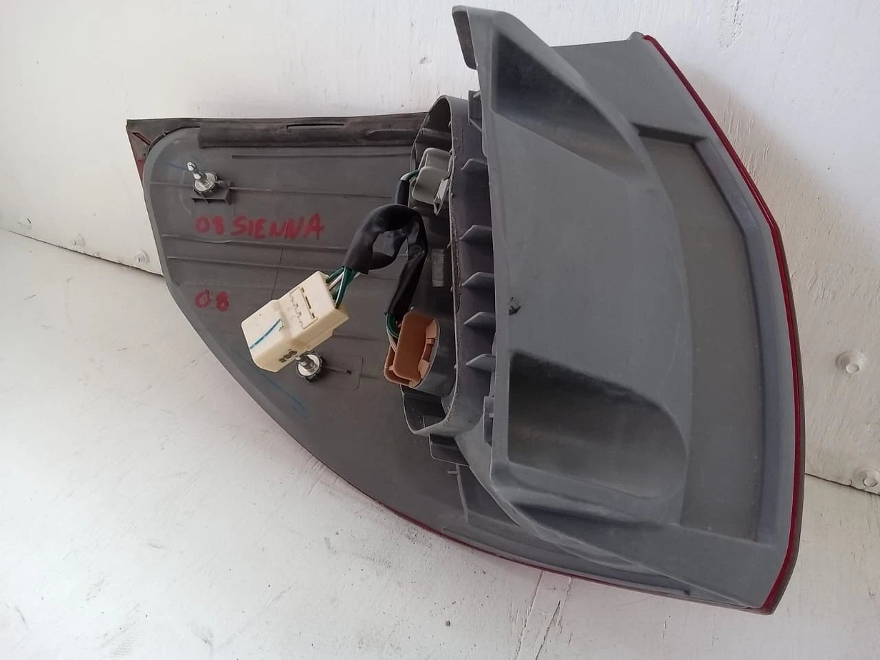 2006-2010 TOYOTA SIENNA TAIL LIGHT REAR LAMP RIGHT PASSENGER SIDE 81550AE020