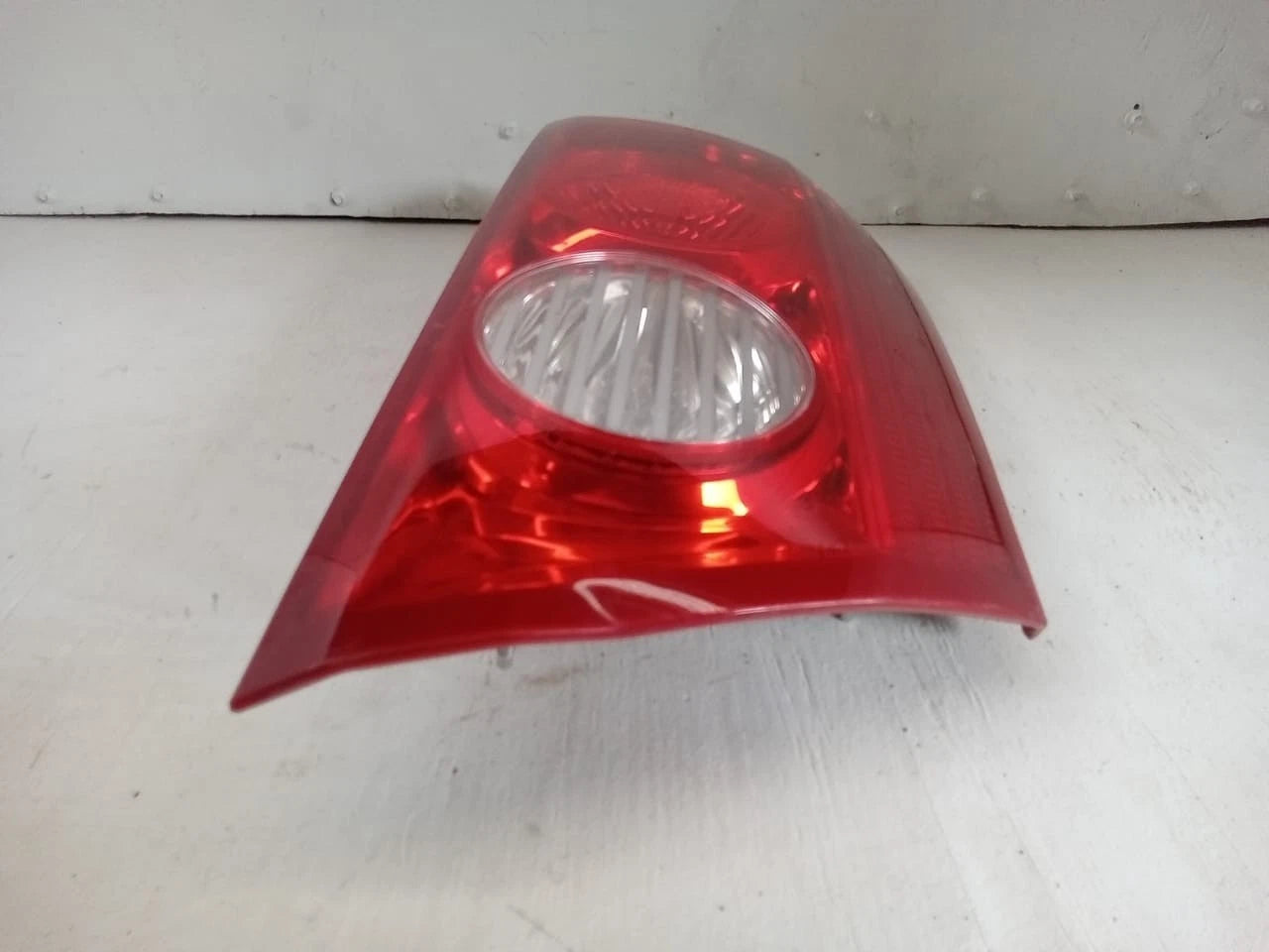 2006 - 2010 TOYOTA SIENNA LID TAIL LIGHT REAR LAMP LEFT DRIVER SIDE 81680-AE020