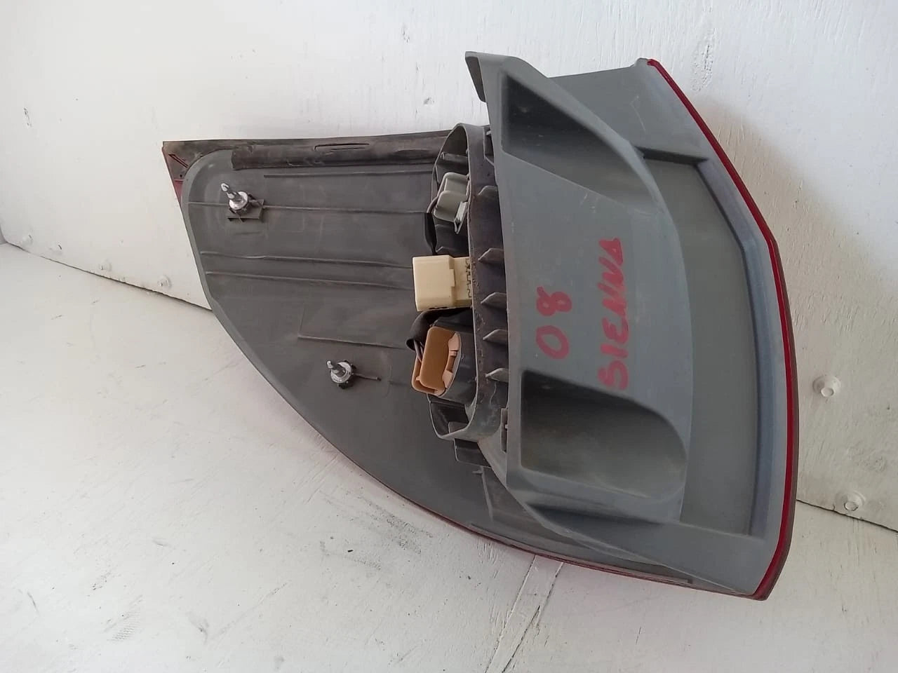 2006-2010 TOYOTA SIENNA TAIL LIGHT REAR LAMP RIGHT PASSENGER SIDE 81550AE020