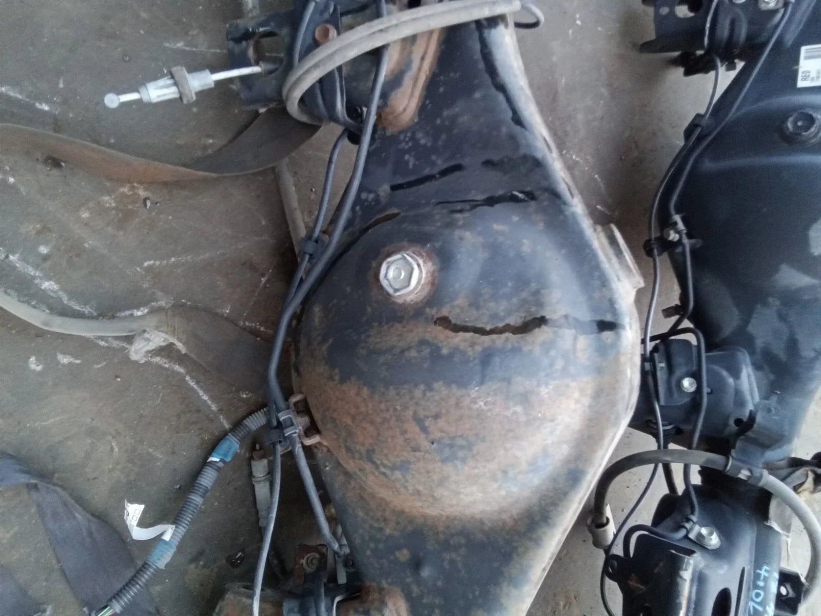 2007 2008 Toyota FJ Cruiser 4WD rear differential assembly with locker and 3.909 gear ratio